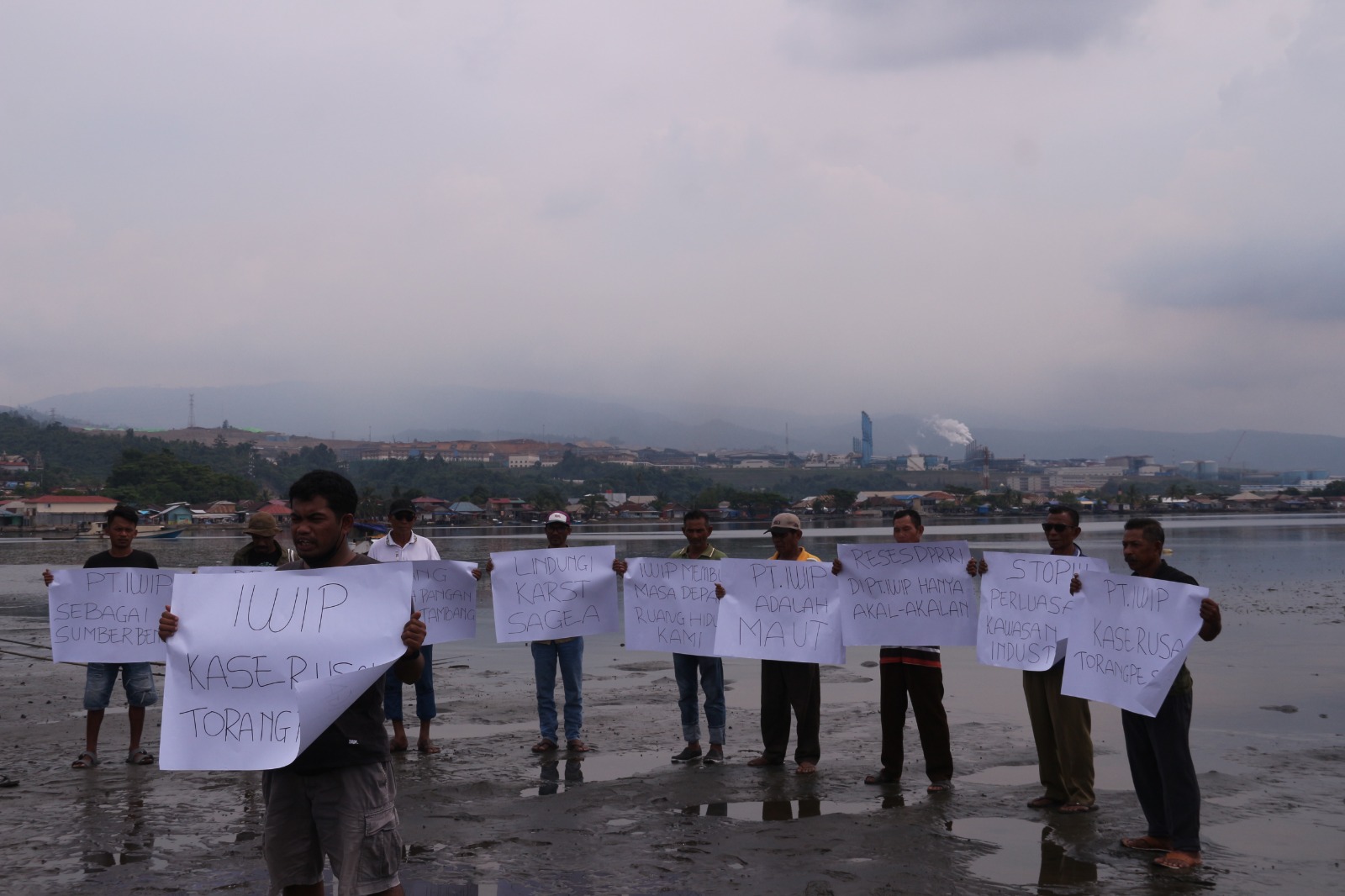 Warga lingkar tambang saat menggelar aksi di pesisir Desa Lelilef. Foto: Komunitas #Savesagea