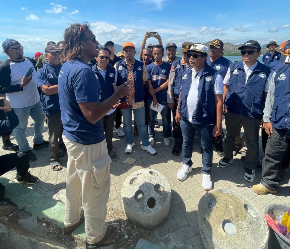 Amir menjelaskan tentang metode dan modul transplantasi terumbu karang di Gili Balu pada suatu kunjungan resmi pemerintah Provinsi NTB dan Kabupaten Sumbawa Barat (Dok. Pribadi 2024)