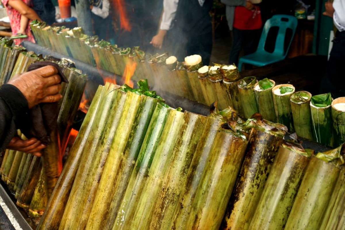 Ilustrasi Melemang ( Foto: Disporapar Kabupaten Sanggau)