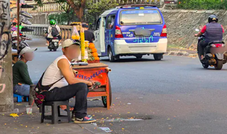 Sejumlah penjual menjajakan obat keras atau obat golongan G jenis tramadol di sekitar kawasan Museum Tekstil, Tanah Abang, Jakarta Pusat. (Foto: Tim PARBOABOA)