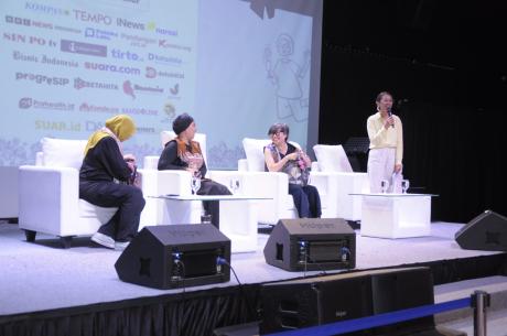 Tiga jurnalis perempuan, yakni Evi Mariani dari salah satu pendiri Project Multatuli, Nany Afrida, Ketua Umum AJI Indonesia, serta Sapariah Saturi, managing editor Mongabay Indonesia, membagikan pengalaman soal isu jurnalis perempuan di Indonesia dan bagaimana mereka meliput isu lingkungan dan sosial. 