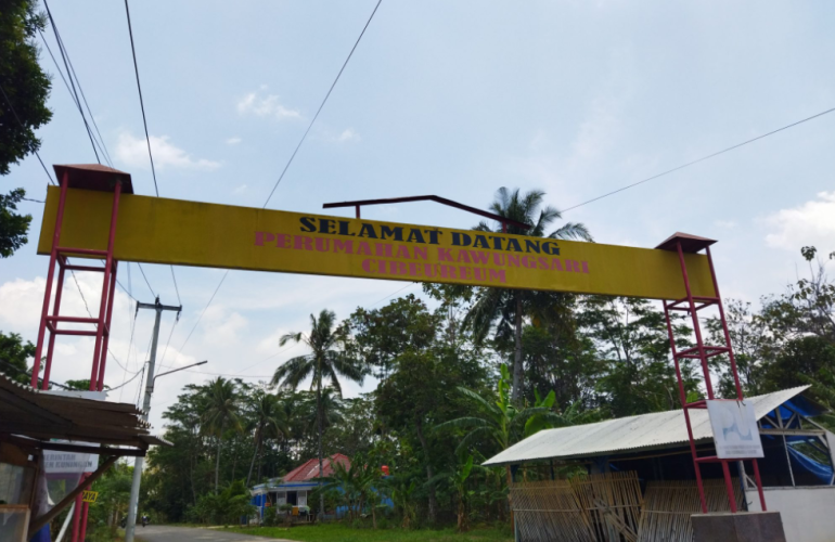 Tampak depan perumahan Desa Kawungsari yang secara geografis masuk kawasan Desa Sukarapih Kecamatan CIbeureum Kabupaten Kuningan. (Foto: Cireboners/Rifki)